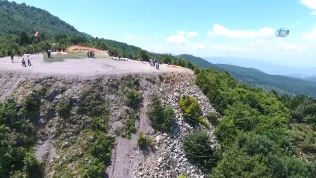 Kartepe'de Yamaç Paraşütü Şenliği