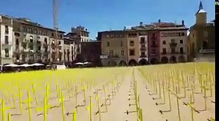 Noticia | Un coche derriba cruces amarillas en la Plaza Mayor de Vic (Barcelona) 22/7/2018