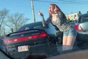 Une conductrice folle à lier s'en prend à un automobiliste