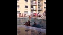 Il tente un saut au dessus de 2 filles dans une piscine et fait un strike... Gros fail
