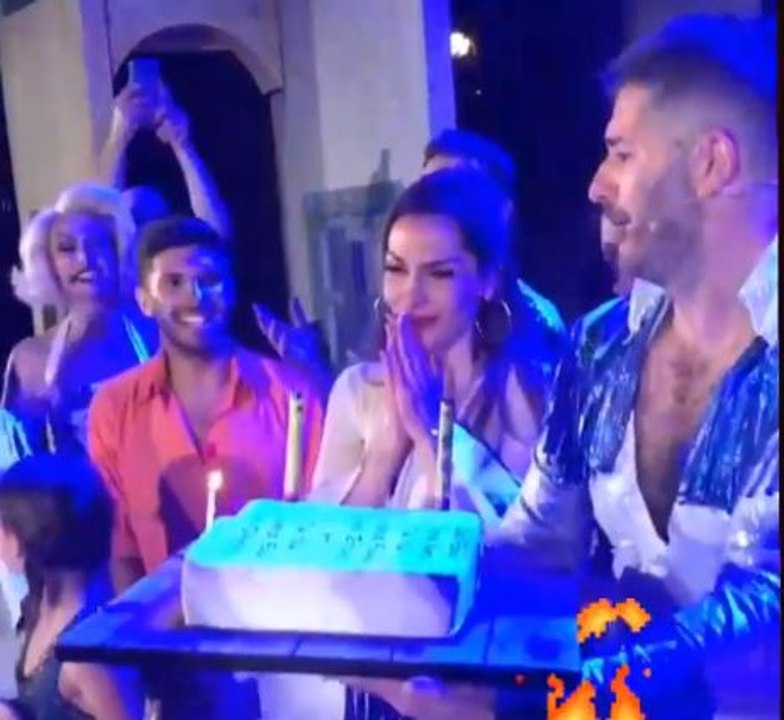 Δέσποινα Βανδή: Η τούρτα έκπληξη στη σκηνή για τα γενέθλιά της και η συγκίνησή της