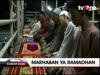 Tempat Ibadah Terbatas, Warga Salat Tarawih di Atas JPO