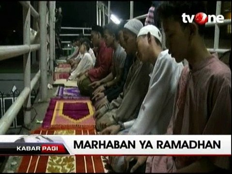 Tempat Ibadah Terbatas, Warga Salat Tarawih di Atas JPO