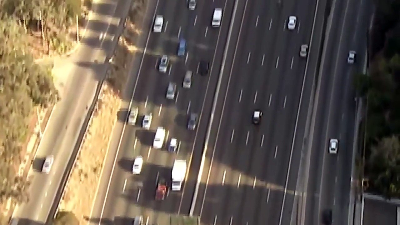 Une poursuite puissante et passionnante entre la police américaine et le conducteur de moto