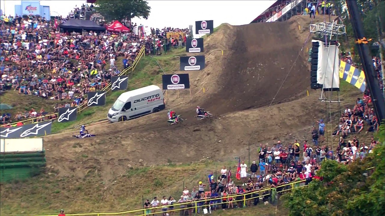 Bobryshvev and Simpson Crash + Anstie pass on Simpson - MXGP of Czech Republic