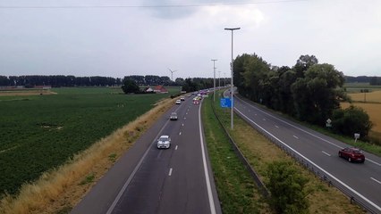 Une voiture sur le toit sur l'autoroute A17