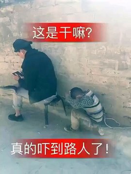 Ce gamin fait une blague bien cruelle à son grand frere... Douloureux