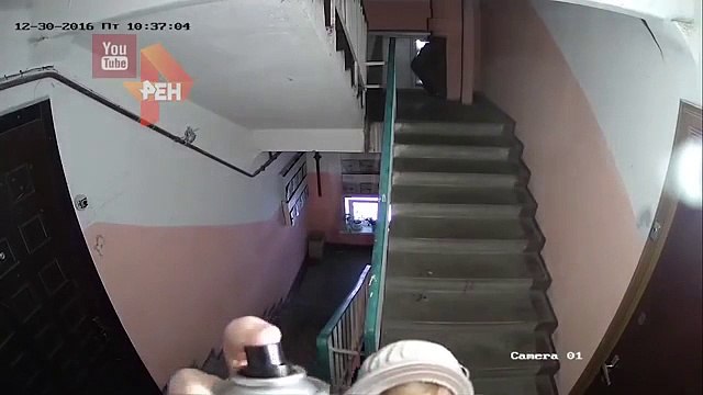 Il place une caméra sur son pallier mais ses voisins ne sont pas très fans