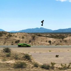 Il va à plus de 130 kmh avec son Jet Pack. Incroyable