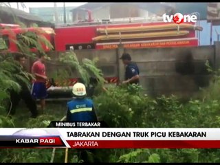 Sopir Mengantuk, Minibus Tabrak Kontainer dan Terbakar