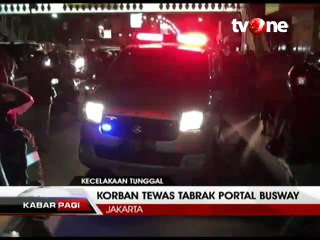 Pemotor Tewas Tabrak Portal Busway