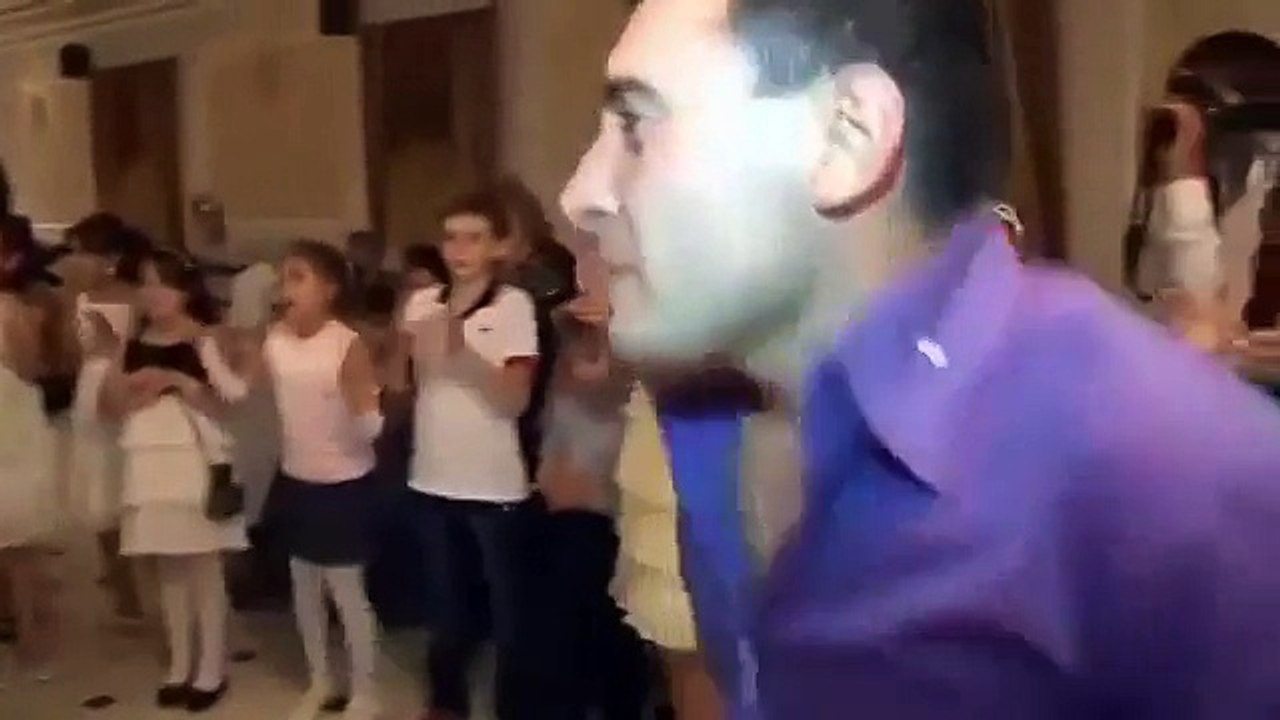 بنت تستفز العروس بحركات رقصها إلي مبالغ فيها!!! بصراحة العروس لو انجلطت مابلومها!!