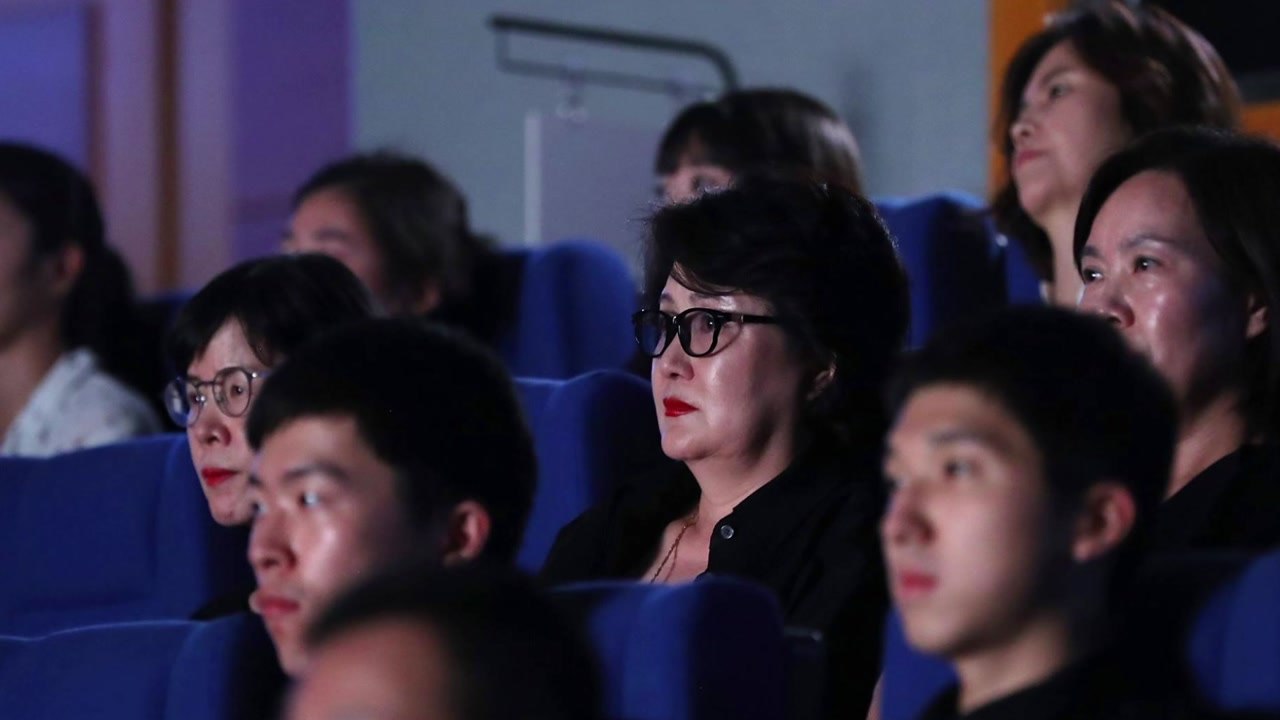 김정숙 여사, 靑 직원들과 영화 '허스토리' 관람 / YTN