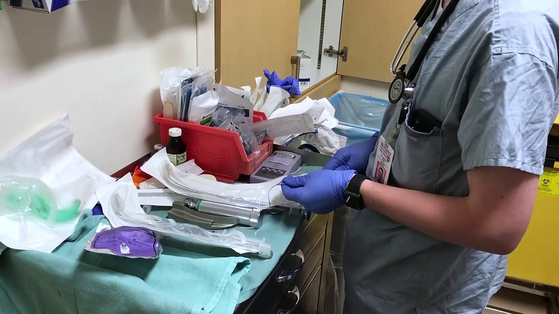 ⁣DAY IN THE LIFE OF A DOCTOR: EMERGENCY INTUBATION (Intensive Care Unit)