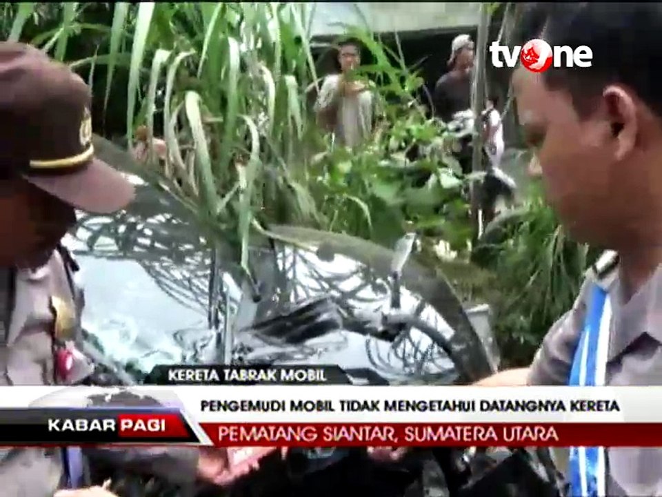 Minibus Ringsek Ditabrak Kereta