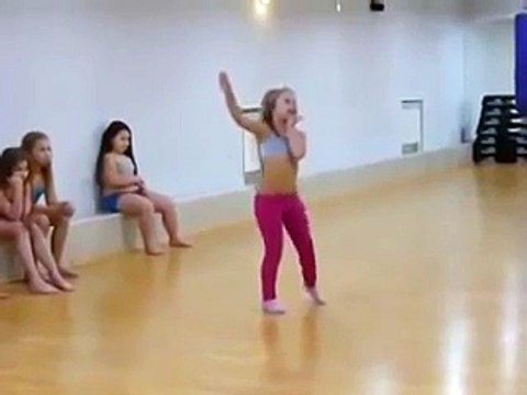 شوفو هالبنت الصغيرة عمرها 8 سنوات عم ترقص رقص رووووعة أحلى من رقص الكبار فعلاً مبدعة