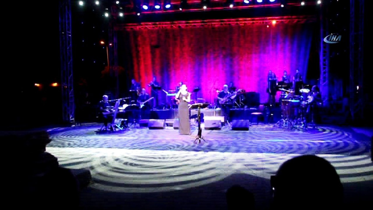 Candan Erçetin hayranlarıyla tarihi tiyatro da buluştu