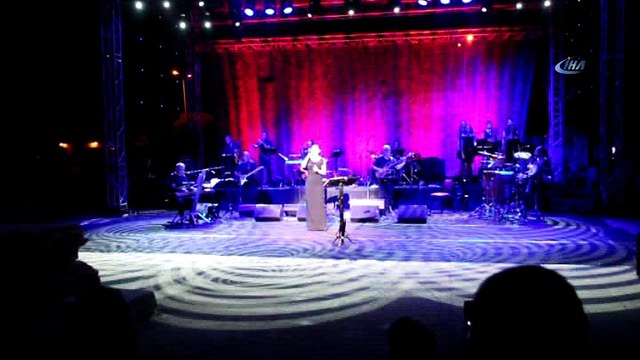 Candan Erçetin hayranlarıyla tarihi tiyatro da buluştu