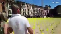 Un coche arrolla decenas de cruces amarillas colocadas en la plaza de Vic por los políticos presos