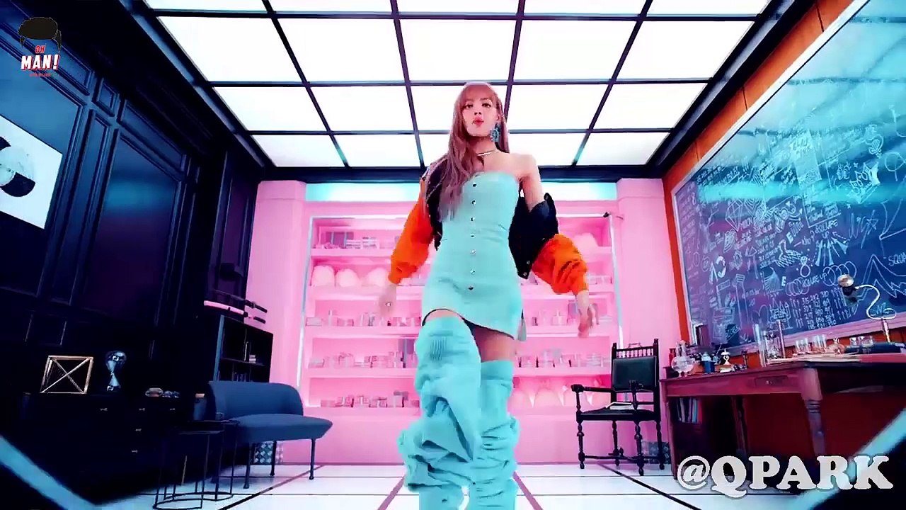 Khoảnh khắc Lisa (Black Pink) xinh đẹp tựa búp bê: Uống nhầm ánh mắt say cả đời