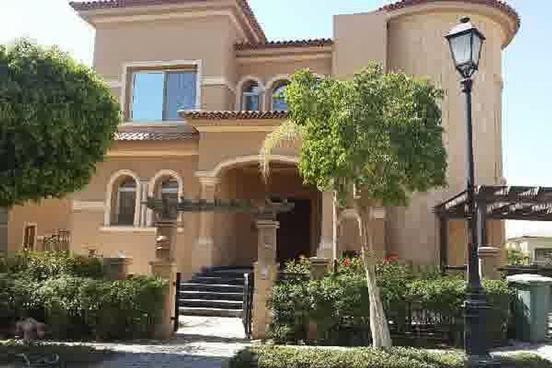 فيلا 750 م رائعة التشطيب فى ليك فيو للبيع بموقع مميز