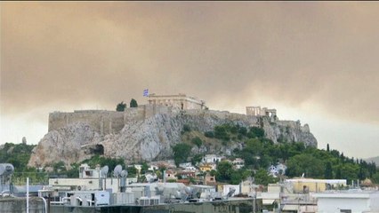 Télécharger la video: Noticia | Un incendio provoca la oscuridad absoluta en el Acrópolis de Atenas (Grecia) 23/7/2018