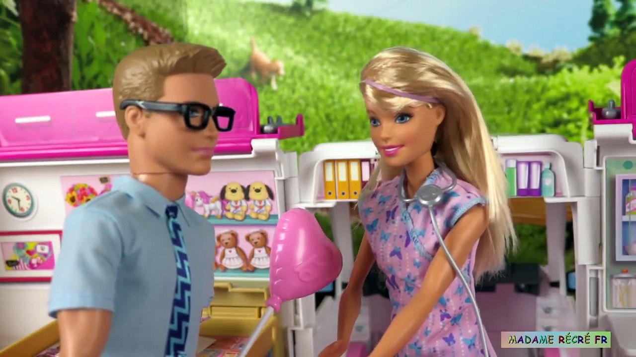 Barbie Ambulance 2018  Barbie aux Urgences Jambe Cassée