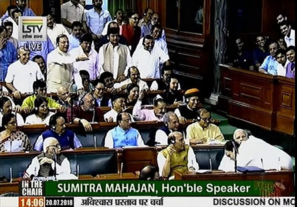 Rahul gandhi hugs Narendra Modi after his speech thanks for teaching him Hi(1)