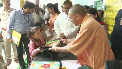 Yogi Adityanath जब अचानक पहुंचे Etah के School, और बच्चों से पूछने लगे सवाल | वनइंडिया हिन्दी