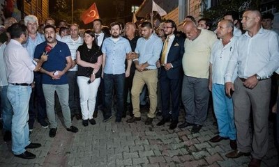 Akşener'in evinin önünde oturma eylemi