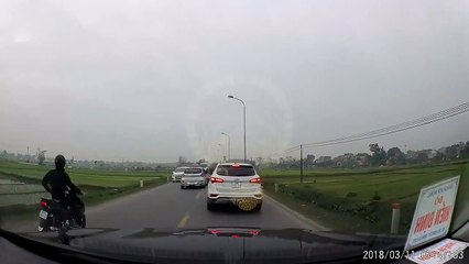 Clip  Xe máy chạy tốc độ cao đâm thẳng vào đuôi taxi vượt ẩu trên đường đi chùa Hương