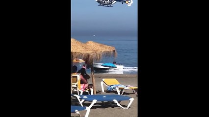 Un narcotrafiquant débarque en bateau sur une plage