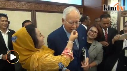 Kejutan Rosmah buat Najib di Parlimen