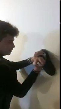 Régis ouvre une bouteille de vin