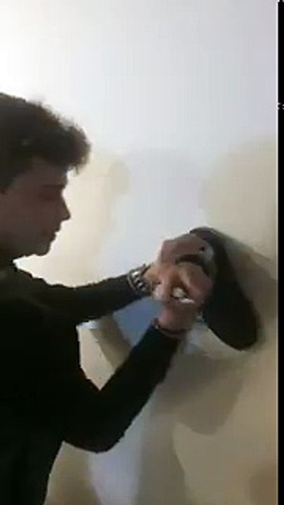 Régis ouvre une bouteille de vin