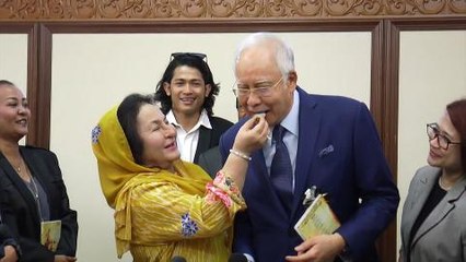 Najib celebrates birthday with supporters at Parliament