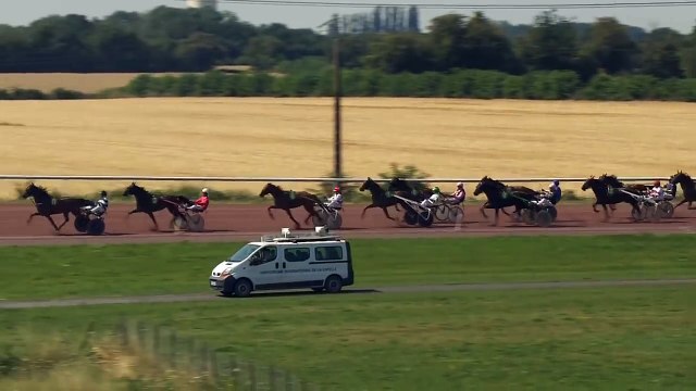 Chute La Capelle - Prix d'Aubenton - UNE IMPRESSIONNANTE CHUTE DE CHEVAUX LORS D'UNE COURSE HIPPIQUE FAIT DEUX BLESSÉS