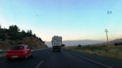 Saman yüklü kamyon beşik gibi sallandı