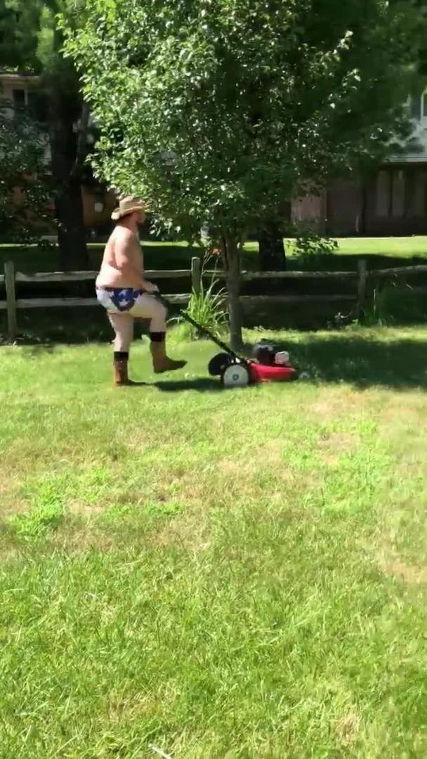 Guy Mows Lawn While Dancing in American Flag Underwear - video Dailymotion