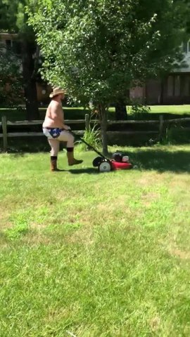 Guy Mows Lawn While Dancing in American Flag Underwear - video Dailymotion