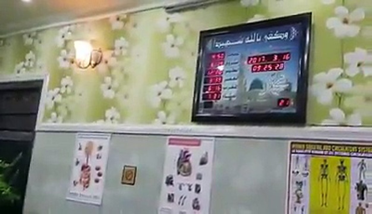 (+18) Shejtani në trupin e njeriut tenton ta sulmojë Hoxhën gjatë shërimit me Kuran , por në fund pacienti shërohet ELHAMDULILAH