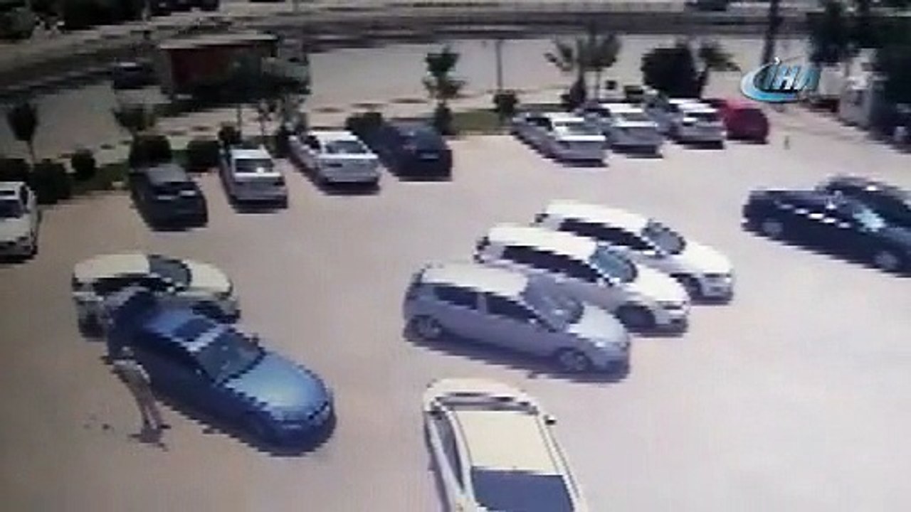 Aracın arkasında sürüklendi ama çantasını kaptırmadı