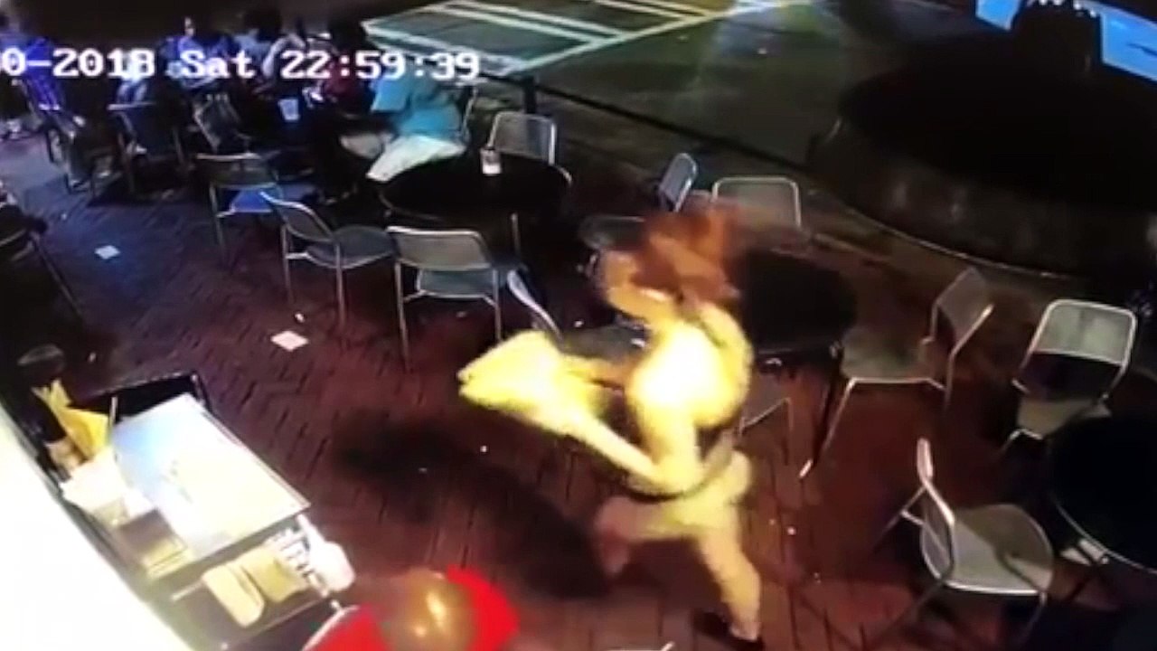Cliente abusa de camarera y esta le da su merecido