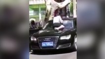 Mujer asalta el coche de su esposo con la amante y pasa esto