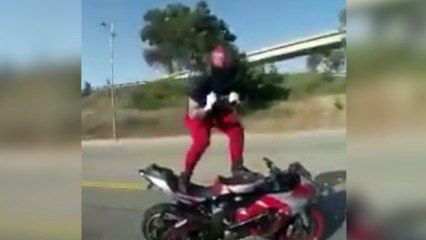 El peligroso baile del 'Shiggy Challenge' subido a una moto