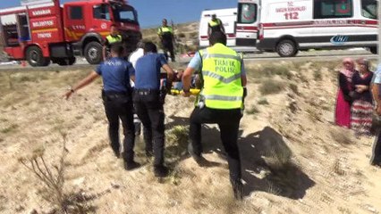 Otomobil köprülü kavşağın beton ayağına çarptı: 2 ölü, 4 yaralı