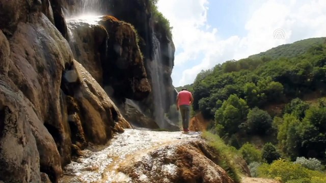 Dipsiz Göl Şelalesi'nde ziyaretçi yoğunluğu - SİVAS
