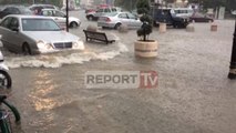 Report Tv - Shiu përmbyt pedonalen e Shkodrës, bllokohen kanalizimet, uji ‘pushton’ rrugët