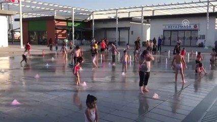 Sıcaktan Bunalan Çocuklar Fıskiyelerin Altına Koştu