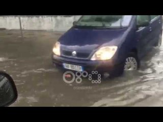Ora News - Shiu përmbyt Shkodrën, qyteti noton në ujë, ndërsa rrufetë djegin shtëpitë